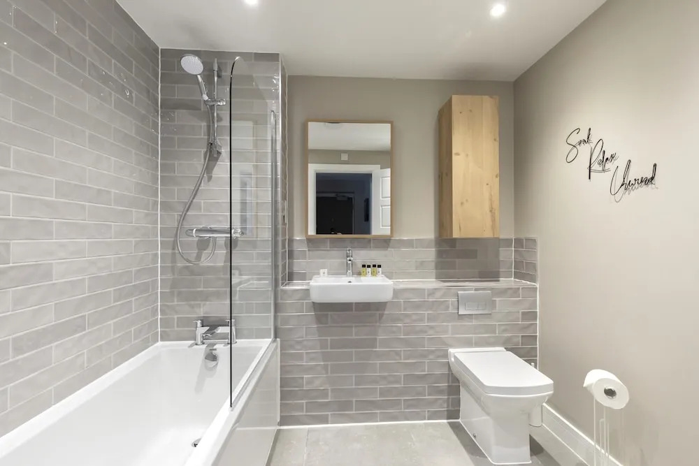 Elliot Oliver - Luxurious 2 Bedroom Apartment With Parking