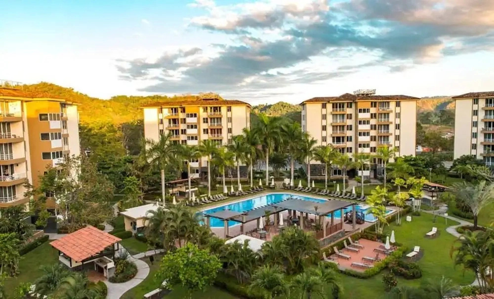 Family-friendly Condo With Pool View, Walk to Jaco Beach