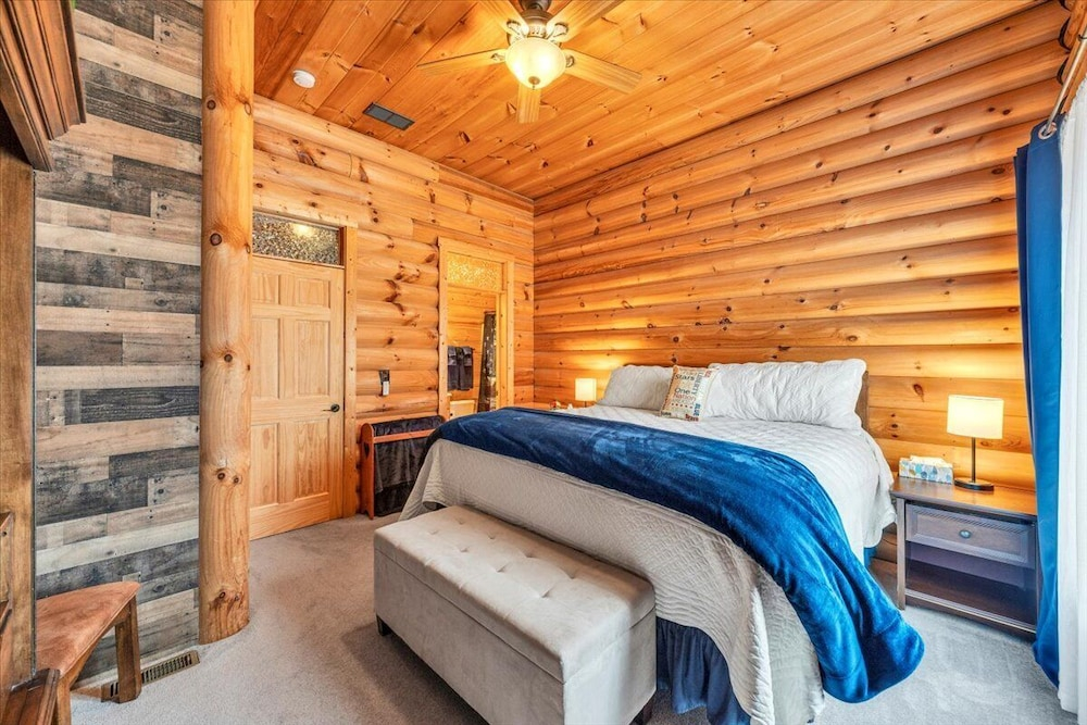 Liberty Pines - Lakefront Log Home, Swim Spa & Game Room