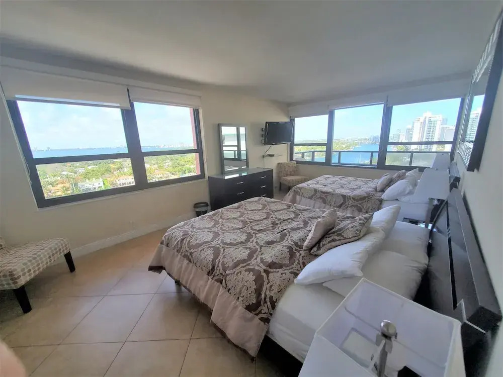Alexander 1620 3 Bedroom Apts by RedAwning