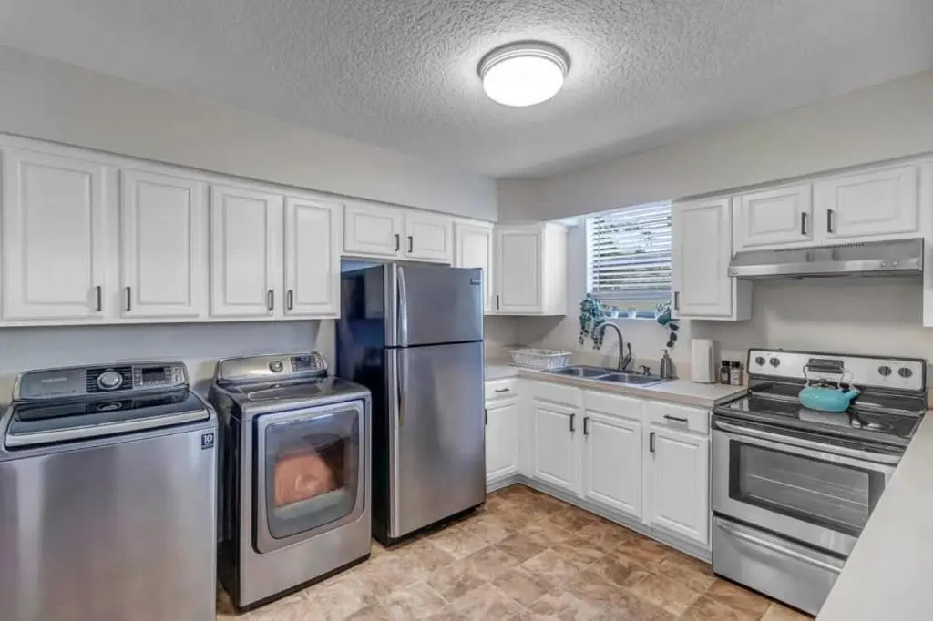 Amazing 1 BR apt - 1 block from Jax Beach!
