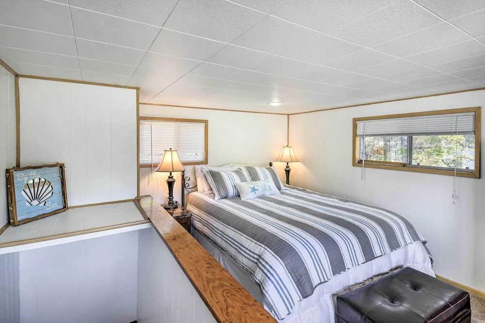 Coastal PNW Gem w/ Hot Tub - Walk to Beach!