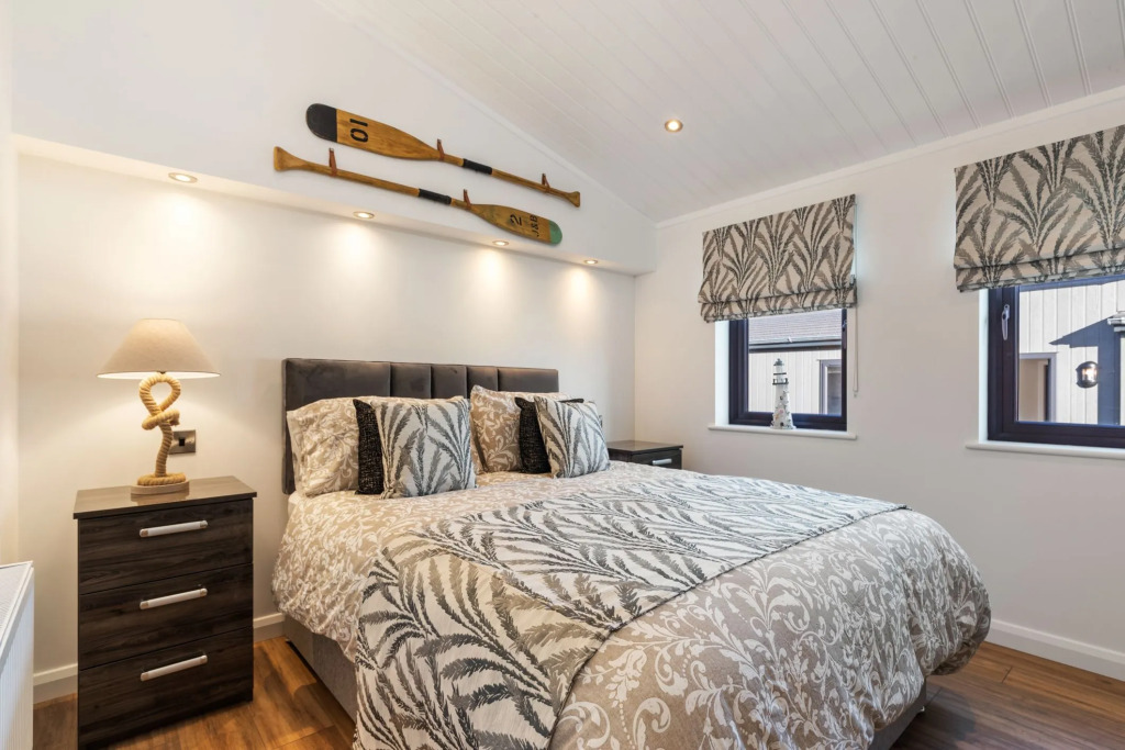 Hiraeth - Luxury Lodge with Hot Tub, Close to Beach