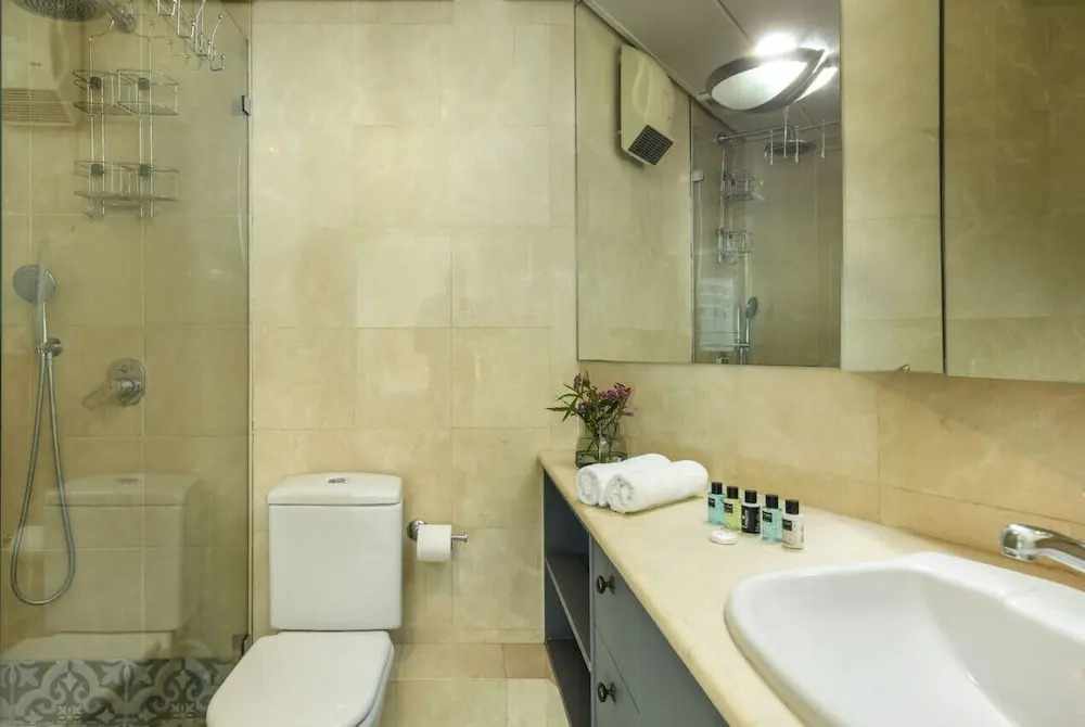 Awesome 2BR apt Balcony & pool access
