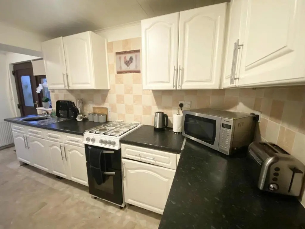 4 Bed House - Sleeps 9 - Hottub - Parking