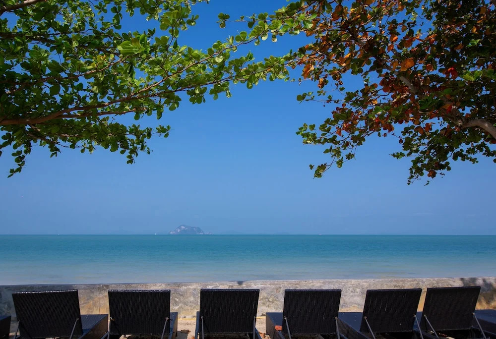 Blue Bay Resort - Access to Pool and Beach-Phuket & Krabi