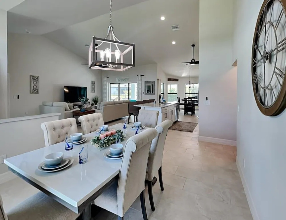 CoralVilla Calm Waters - pool & spa, cozy, on water, BBQ grill