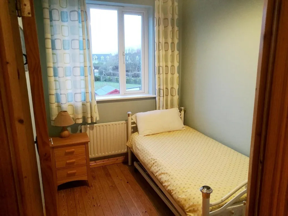 House With 4 Bedrooms in Enniscrone, With Enclosed Garden - 50 m From