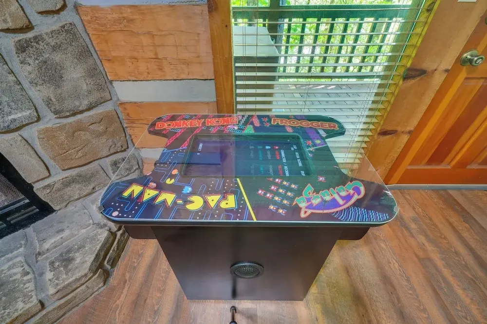 Gatlinburg Cabin with Hot Tub about 6 Mi to Downtown!