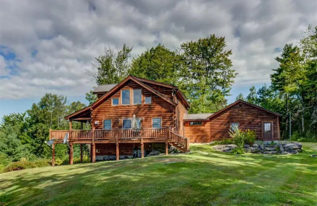 OE Beautiful modern log home on 17 acres private views fire pit Ping Pong AC