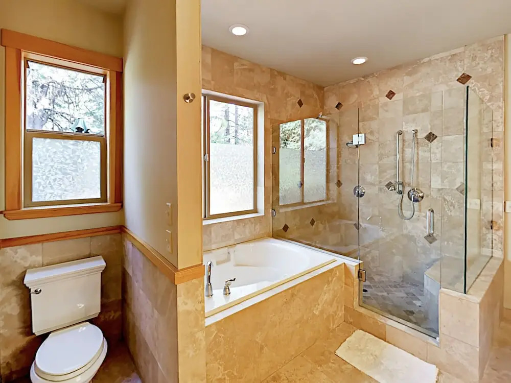 Big 5br W/ 2 Sunny Decks + Rec Center Access 5 Bedroom Home