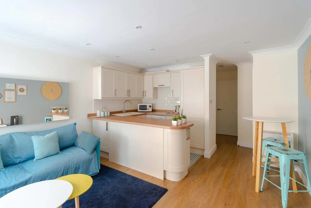 Fantastic 1BR Home - 1 Stop To Canary Wharf!