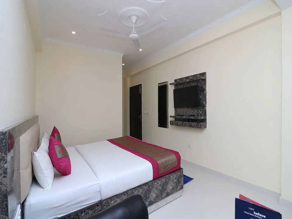 OYO 13658 Hotel Tanish Palace