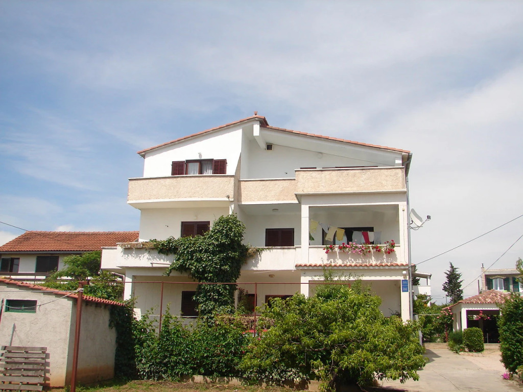 Room Port - great loaction and free parking: R2 Mala Murter, Island Murter
