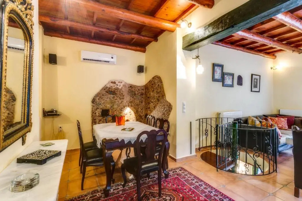 Ifigenia Lux MAISONETTE in oldtown and Villas in theriso vilage 14 km outside of chania
