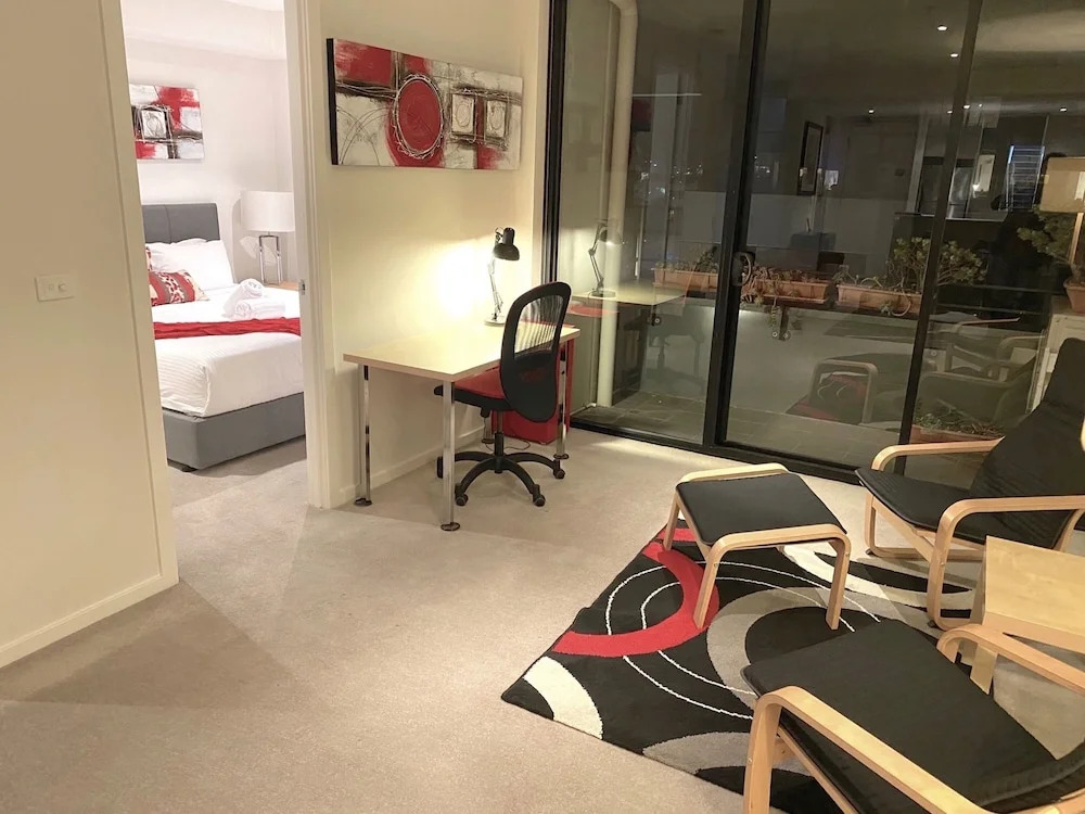 StayCentral - Spacious Seaviews Port Melbourne