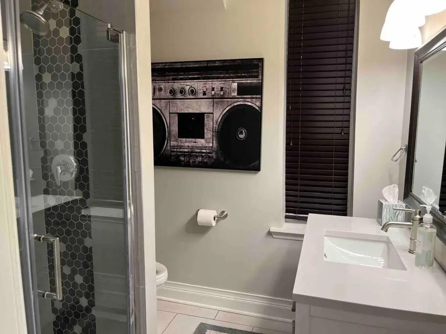 Trendy West Town Flat - 2 bed / 1.5 bath w parking