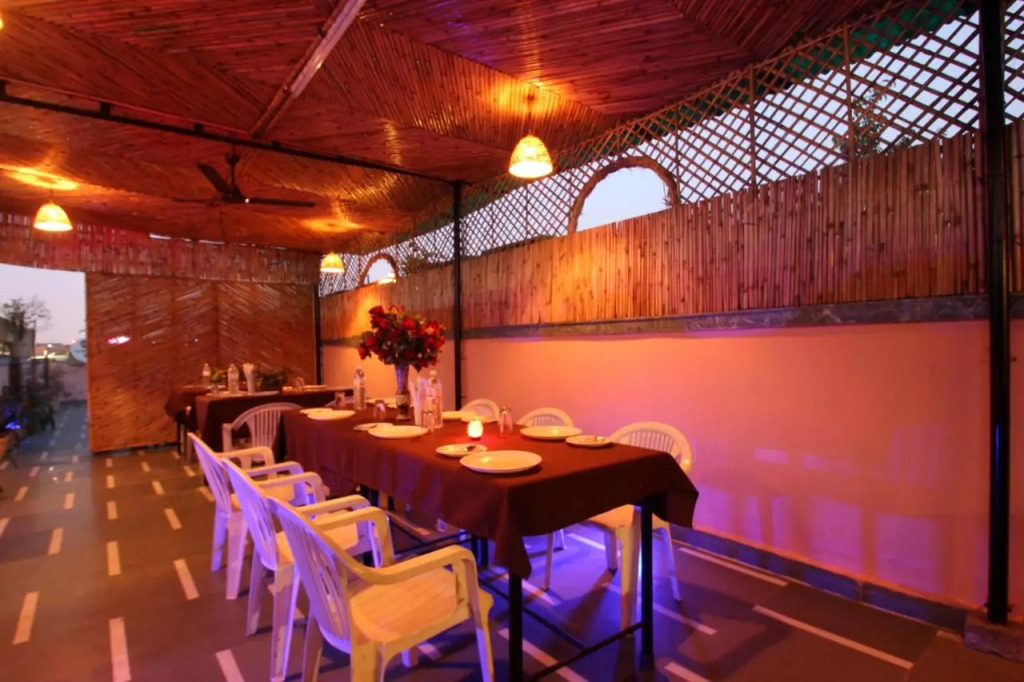 Star view by Hotel Black mooncouple friendly Near Rk ashram Metro