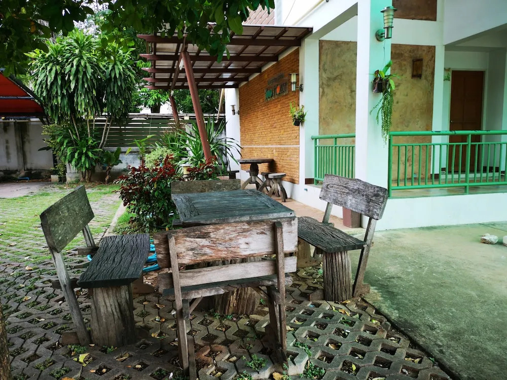 100 House Hotel