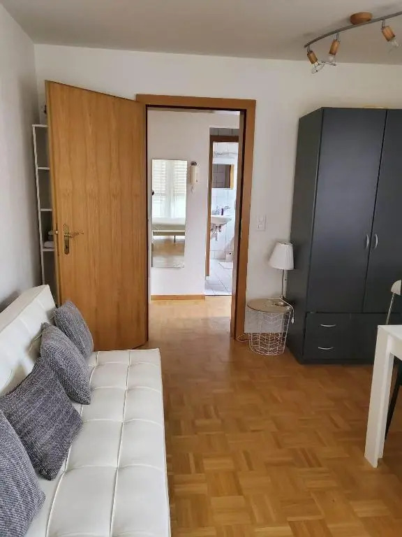 Large studio apartment on the Promenade