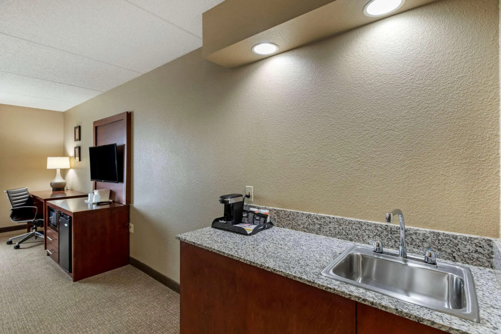 Comfort Inn & Suites Jackson - West Bend