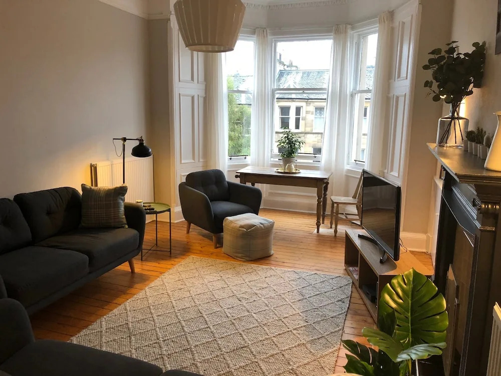 Traditional 3 Bedroom Tenement in Marchmont