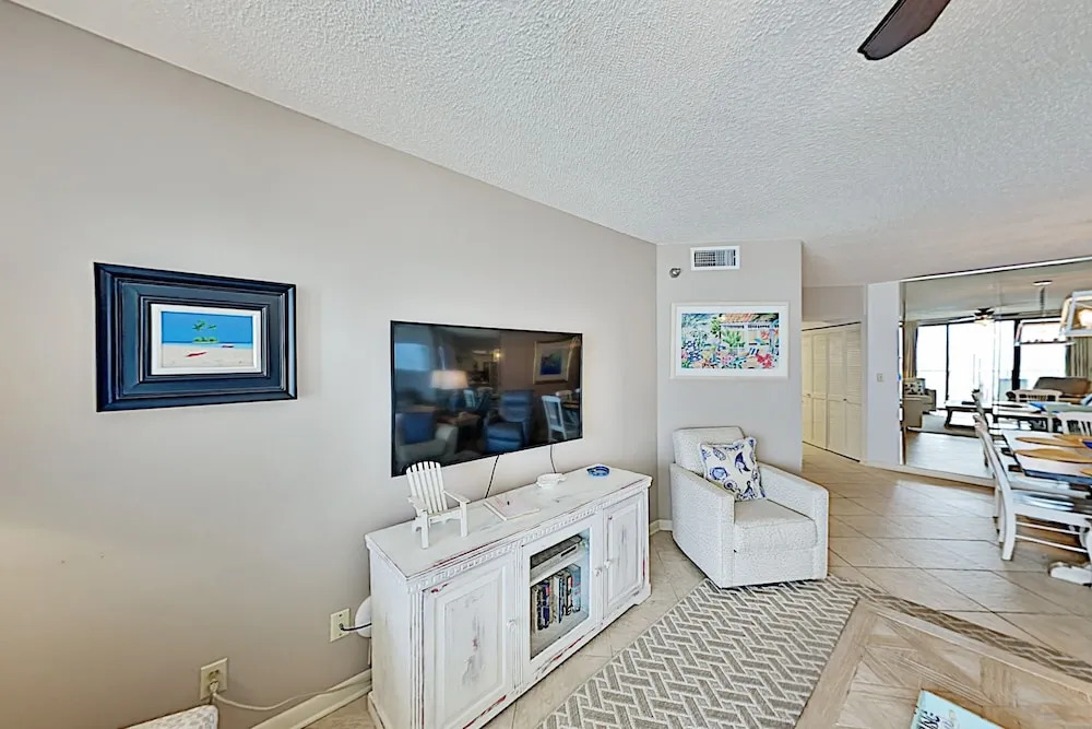 Sun-soaked Beachfront With Pools & Hot Tub 3 Bedroom Condo