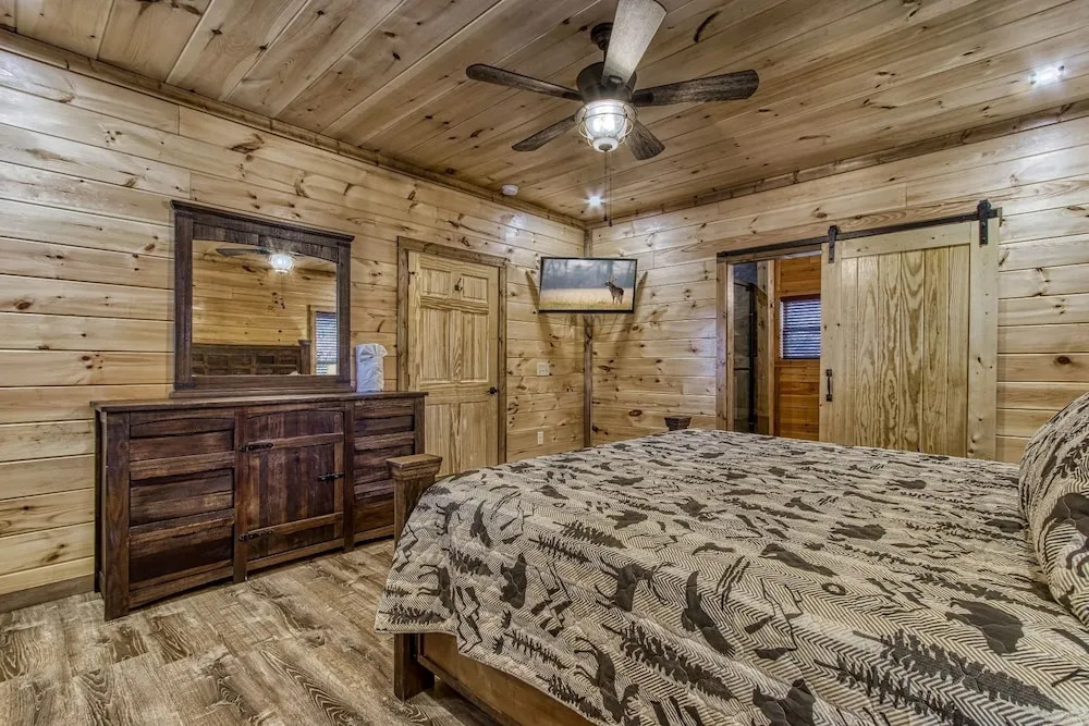 Ern805- Bearly Believe It! - Great Location! Close To Town And All The Action! 3 Bedroom Cabin by RedAwning