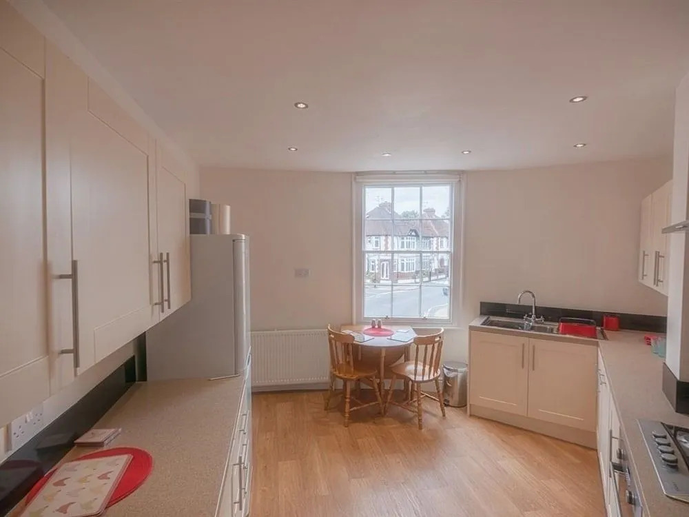Town Centre Apartment Perfect Location with on-street parking