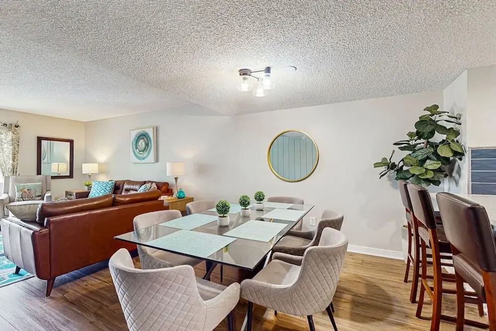 Sun-kissed Condo in Prime Location W/shared Pool, Private W/d, Free Wifi, AC