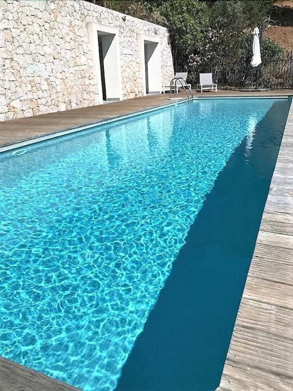 Maison vue panoramique et piscine