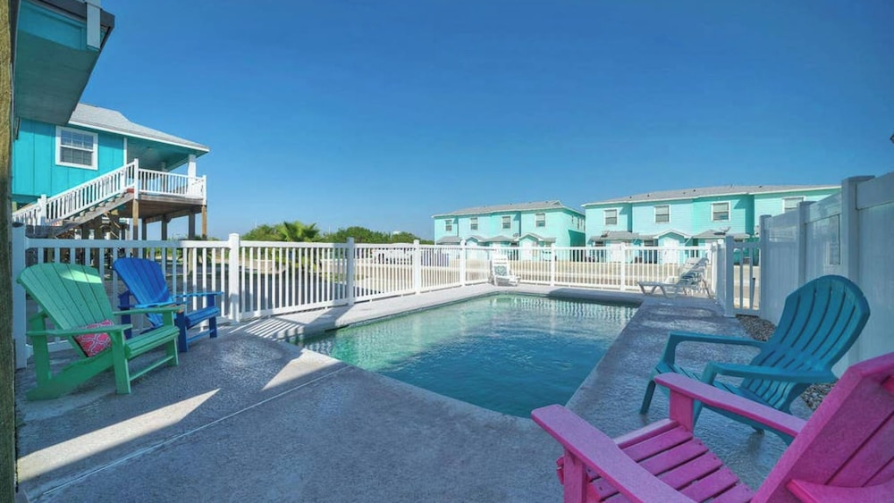 Sleeps 21, 2 Homes 2 Private Pools, Fire Pit, Swing Bar Walk to the Beach