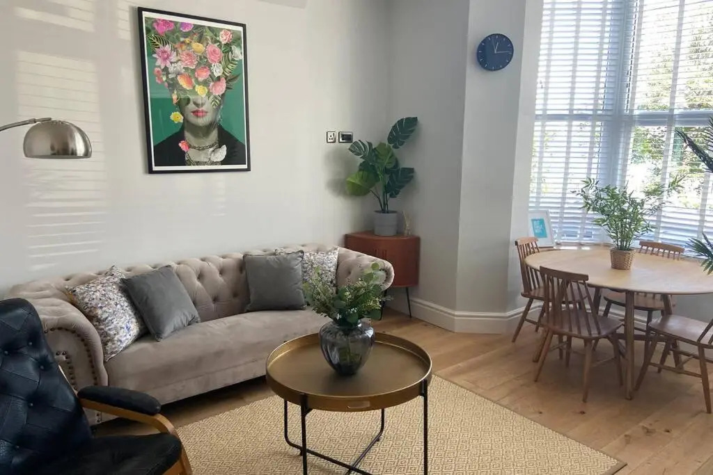 Central, stylish 3 bed apartment with sea views