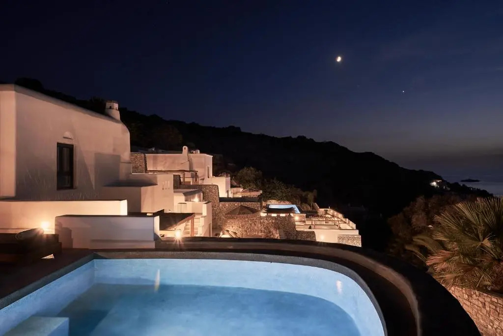 Hill Club Naxos