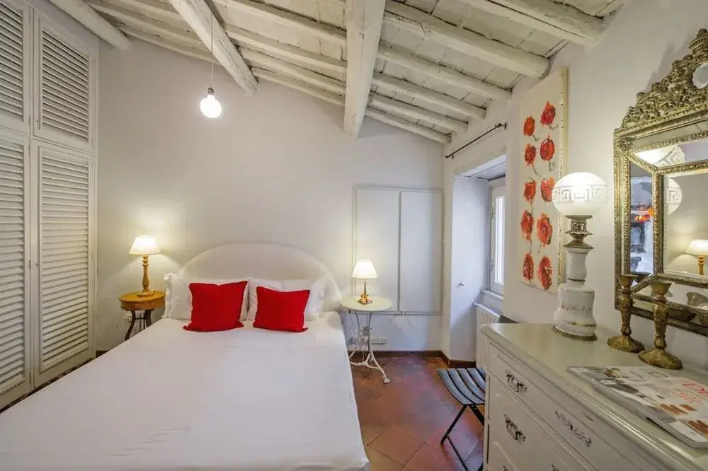 Unique 3 Bed Flat in the Heart of Trastevere