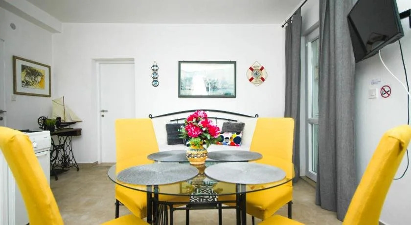 Lolas Apartments