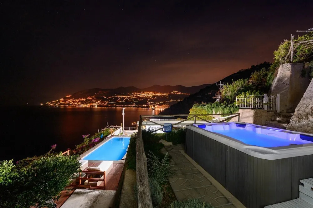 Luxury Villa Vittoria- Villa With Garden Swimming Pool and Jacuzzi Overlooking the sea