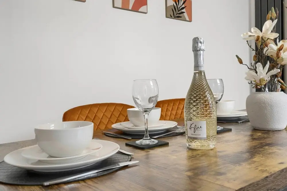 Central Chic - Huge Home - Free Wifi