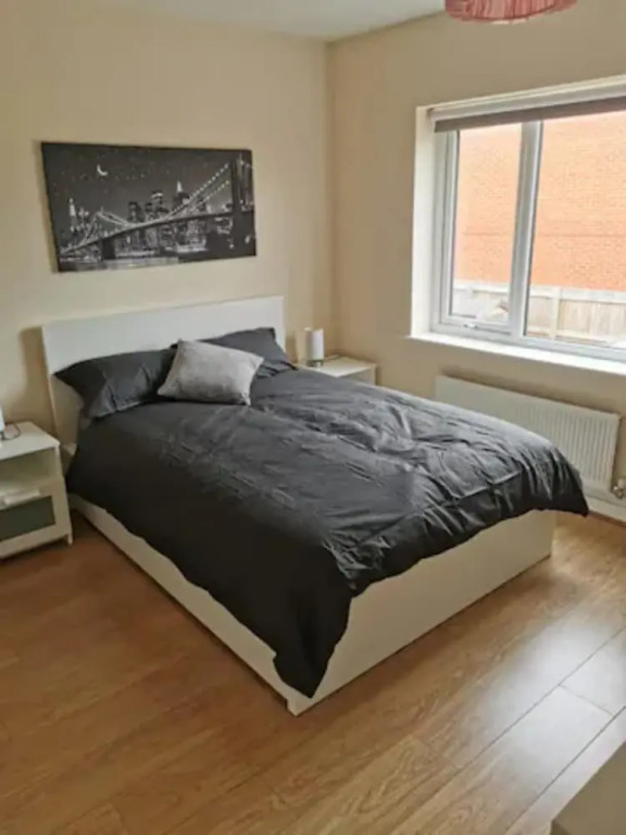 Entire 3 Bedroom House Manchester Free Parking