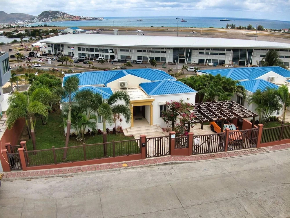 Charming 3-Bed Villa in Maho