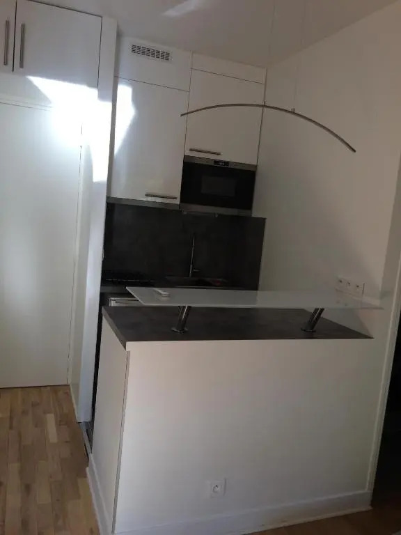 Trés Beau Studio (face bois), 10mn de l'Etoile