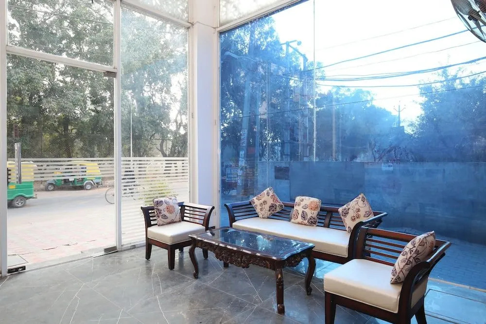 Oyo 11367 Hotel Yellow
