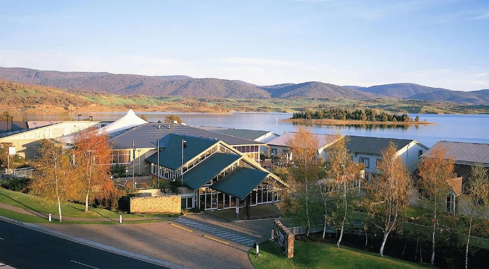 Horizons 216 - Lake Jindabyne Waterfront