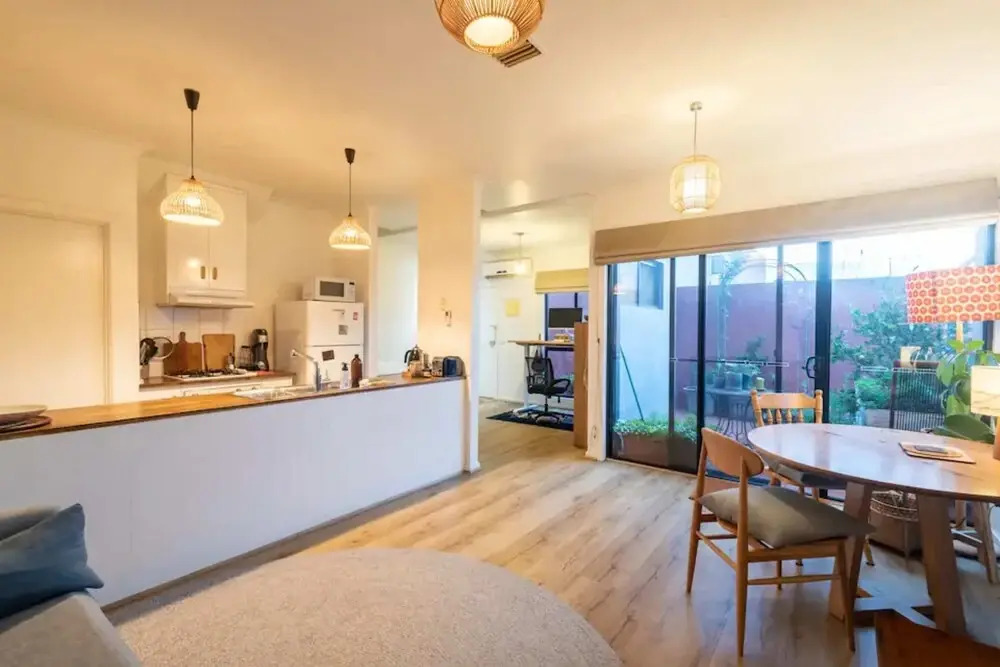 Spacious 2 Bedroom Apartment in Brunswick With Patio and Parking