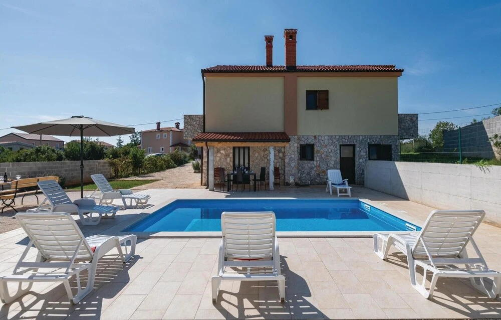 Beautiful Home in Krnica With Wifi and 3 Bedrooms