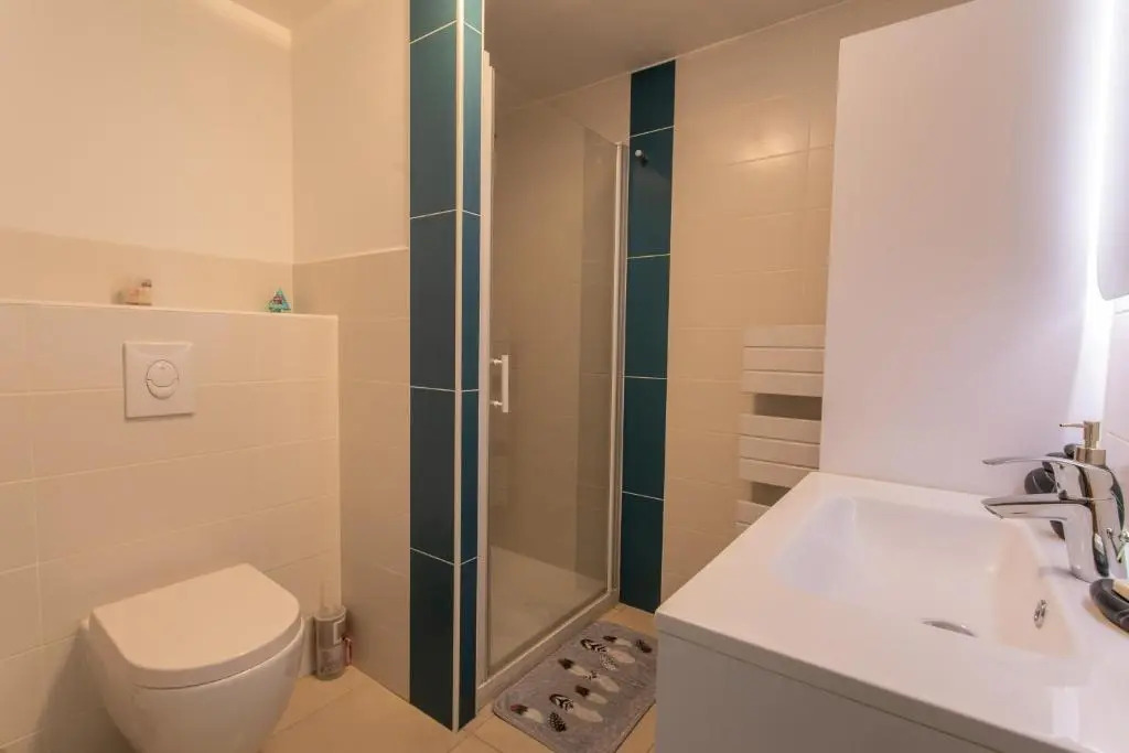 Rez-de-chaussée centre ville d'Embrun 3 étoiles