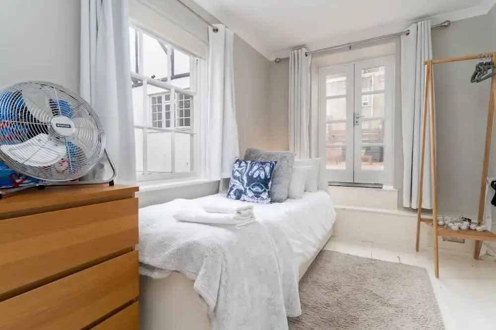 Host Stay Temple Street Townhouse