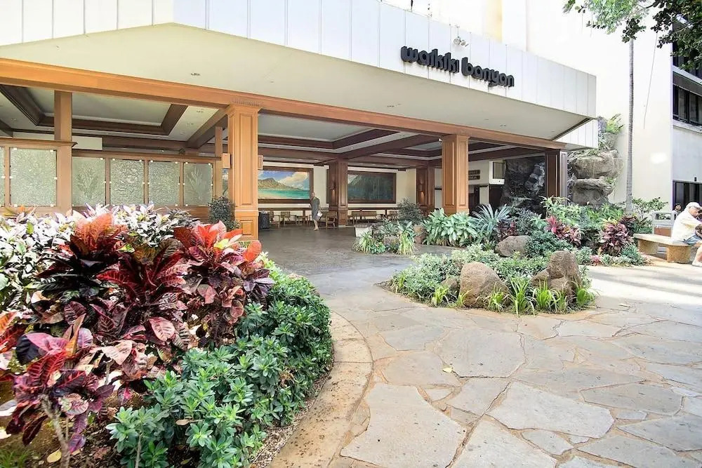 Waikiki Banyan - Moutnain View Tower 2 Suite 1205