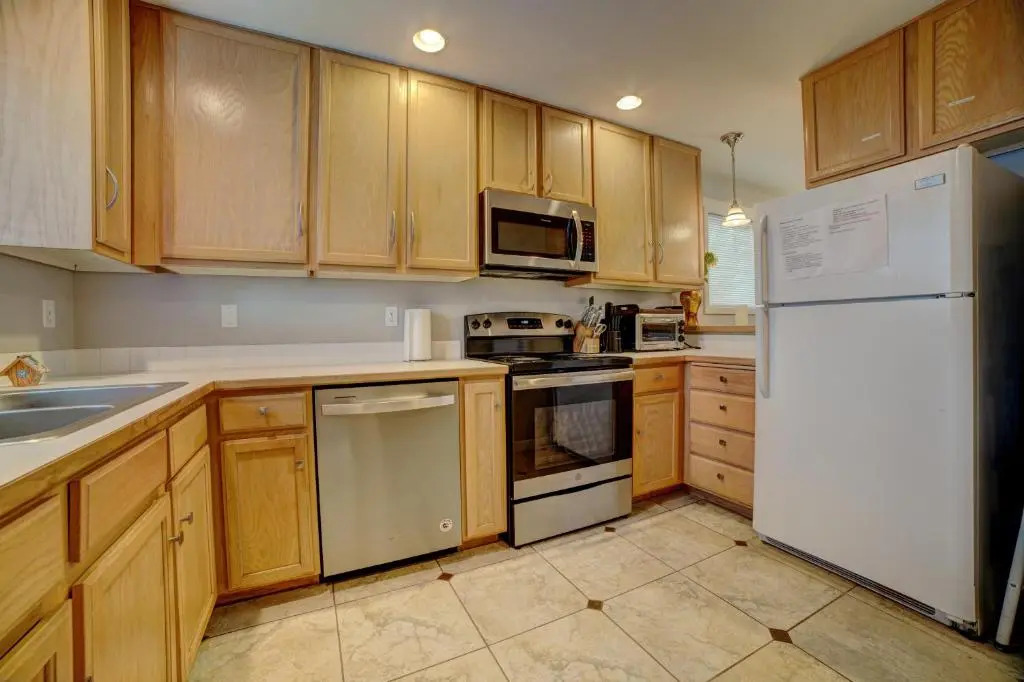 Cozy 2 Bedroom Townhouse in Northgate