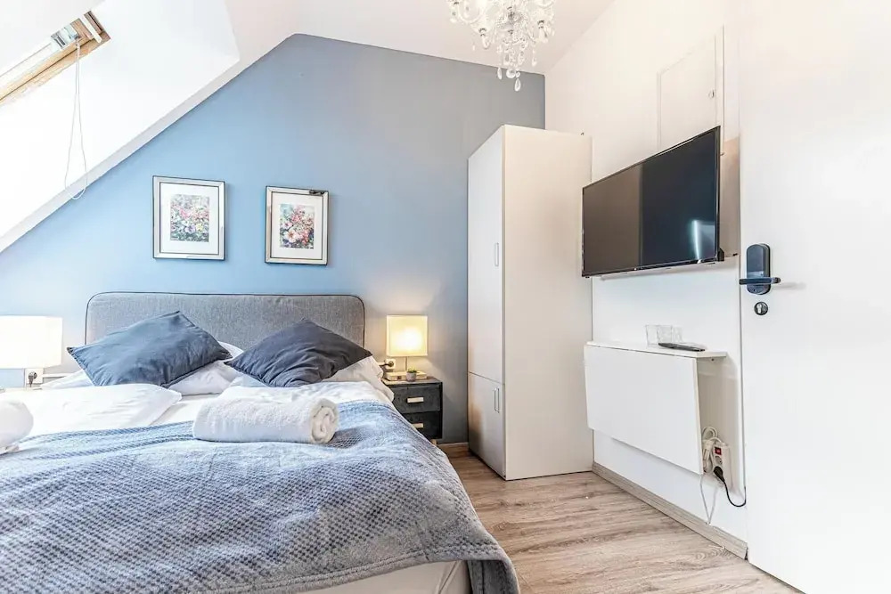 Stunning 12BR Floor For 24 People